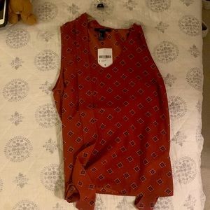 hello i’m selling a tank top from forever 21 never been worn